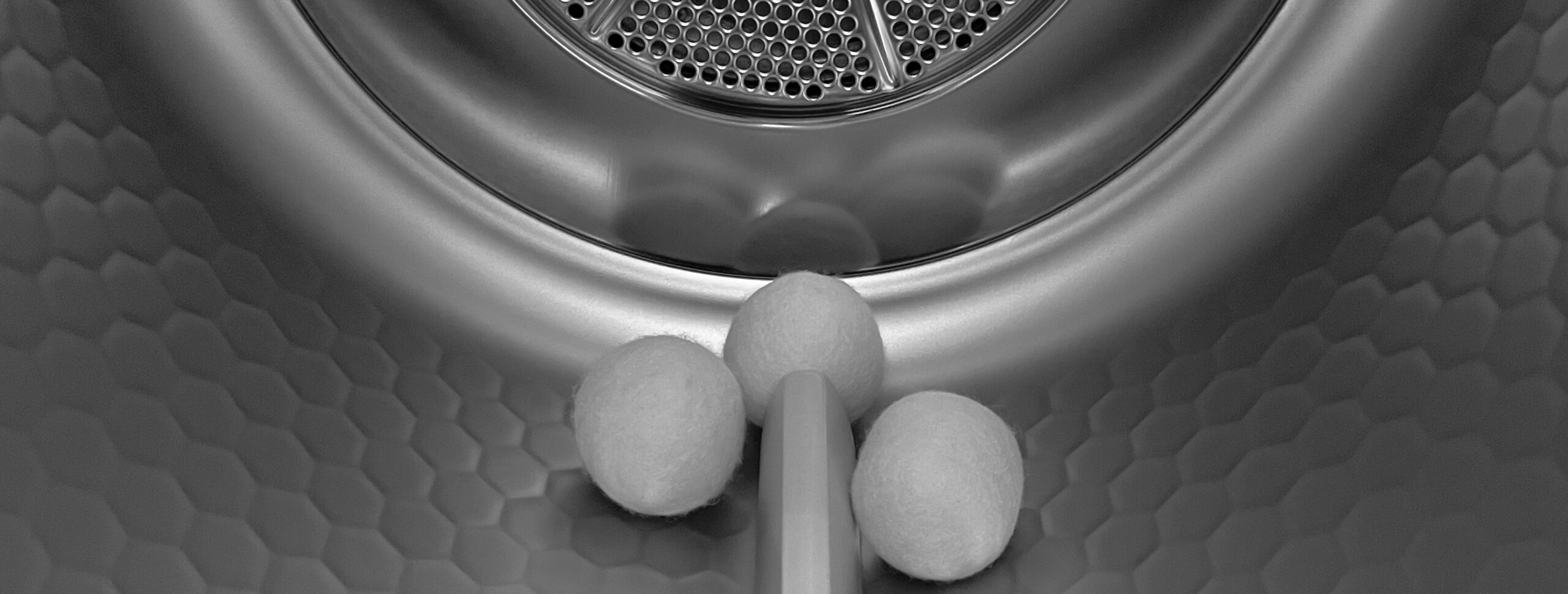 Nachhaltige Wäschepflege ohne Trocknerbälle. Das Bild zeigt diverse Bälle in einer Trocknertrommel