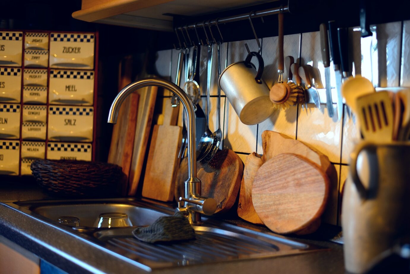 Küche mit Küchenutensilien, Spüle und Holzbrettern arrangiert für umweltfreundliches Kochen