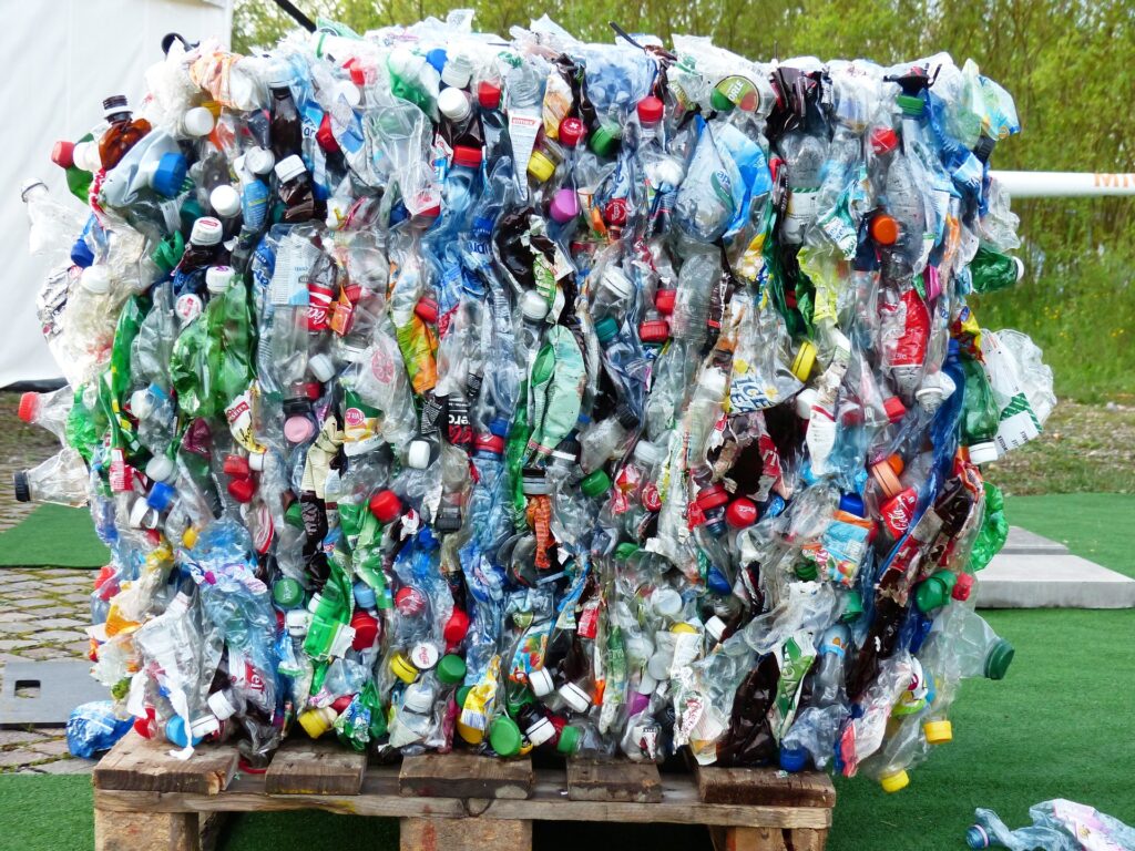 Viele Plastikflaschen zu einem Würfel gepresst