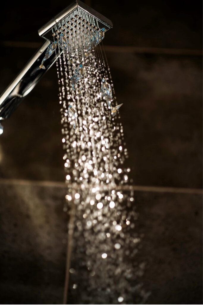 
Duschkopf als Beispiel für Wasserverbrauch im Badezimmer  